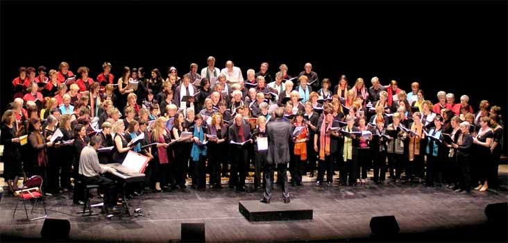 Gap, au théâtre La Passerelle, 18 avril 2007, final du concert de l’ACES Haut-Gap, avec 300 choristes