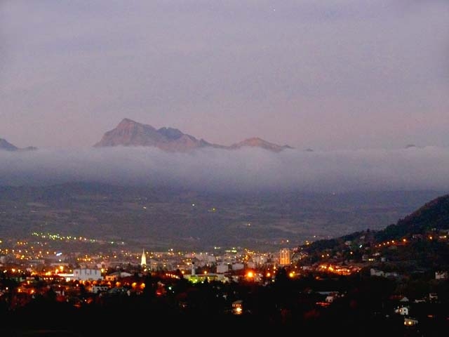 Gap à la tombée de la nuit et la "barre de Bayard", barre nuageuse basse entre le bassin de la ville et le Champsaur