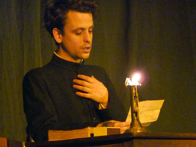 Adapatation théâtrale du "Journal d’un curé de campagne" de Georges Bernanos, interprété par Maxime d’Aboville