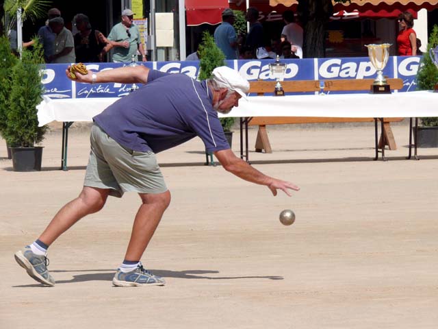 Pendant une des demi-finales du 88e Grand prix bouliste de Gap (jeu lyonnais)