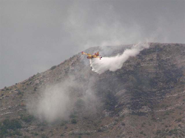 Canadair sur la montagne de Charance