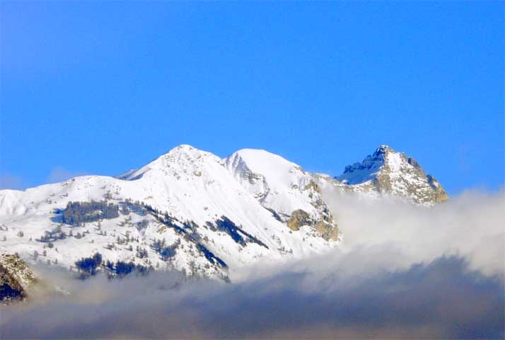 L’Esillon (2 308 m) et les Auguilels de Chabrières (2 403 m), vus de Gap (Hautes-Alpes)