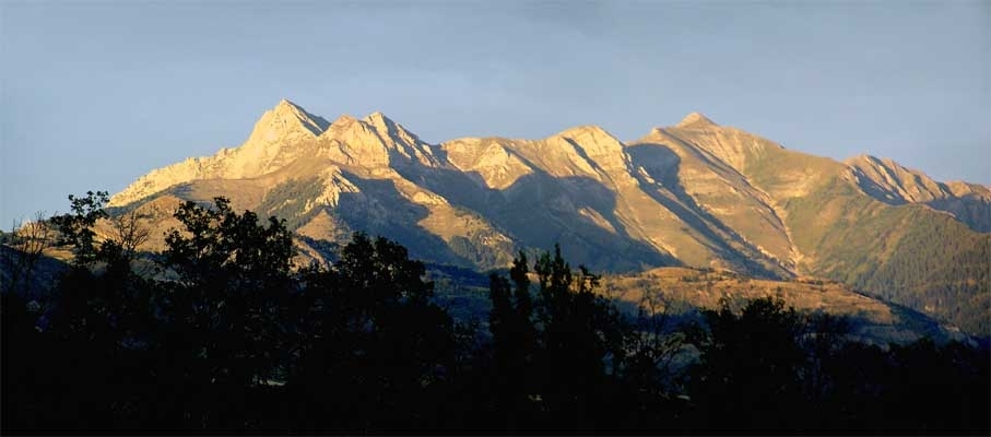 Dominant Gap vers l’est, L’Aiguille (2 367 m), L’Arche (2 256 m) et le Piolit (2 464 m)