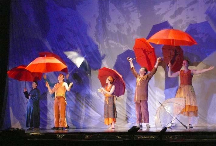 Gap, au Cube (Espace culturel polyvalent), spectacle inaugural&nbsp;: un des tableaux emblématiques de "Plic Ploc", par le Cirque Plume