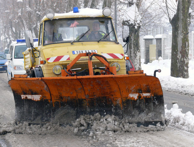 Gap, Unimog avec lame de déneigement (au milieu du trafic urbain)