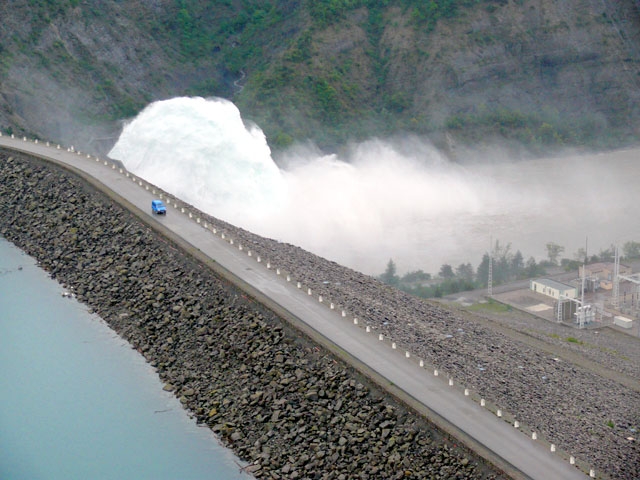 30 mai 2008&nbsp;: évacuateur de crues du barrage de Serre-Ponçon en service (environ 120 m de différence de niveau entre le lac et le "bassin de compensation")