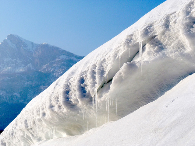 hiver 2009-2010, congère à l’entrée de Gap