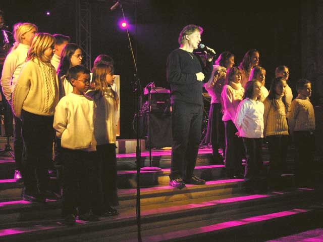 Le choeur des enfants de la paroisse de la cathédrale avec Gérard Lenorman
