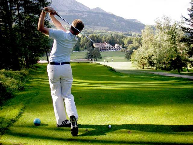 Golf de Gap-Bayard, départ du trou n°&nbsp;18, et Centre d’oxygénation de Gap-Bayard