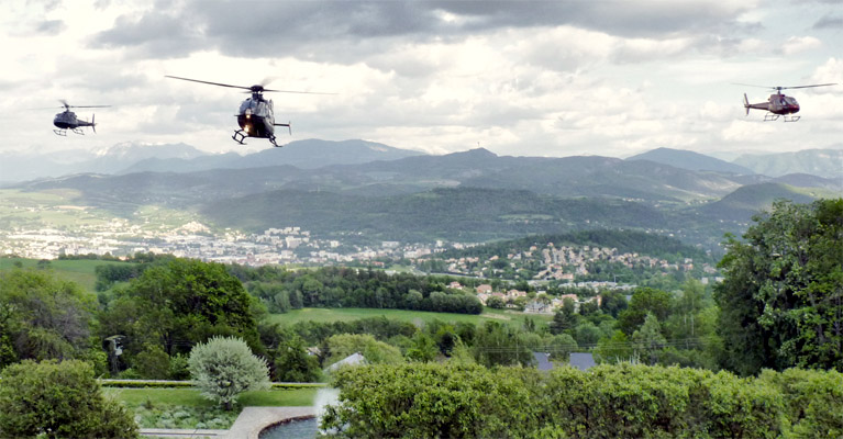 Terrasses du château de Charance&nbsp;: vol d’honneur hélicoptères en formation