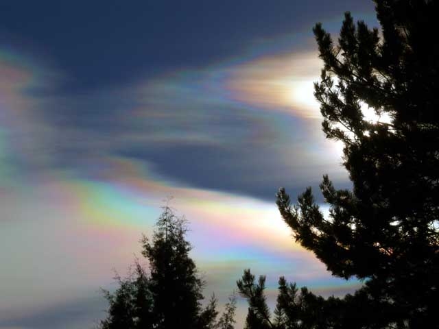 Gap, 04/12/2007  14 h 40  UTC&nbsp;: diffractions lumière solaire sur cirrus de marge chaude