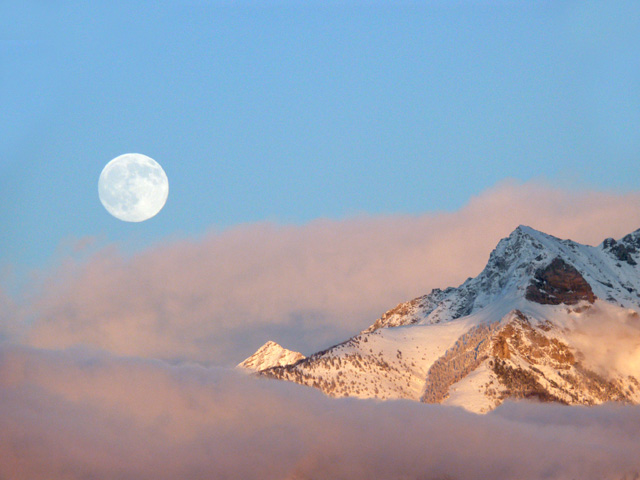 Lever de lune 01/12/2009, au-dessus du col de Moissières (1 571 m)