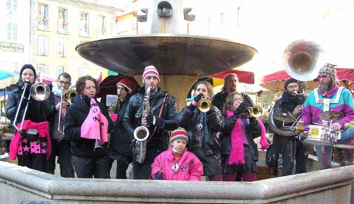 Fanfare "Monik & les Sex Pistons", au milieu du marché paysan du samedi, Gap, décembre 2007
