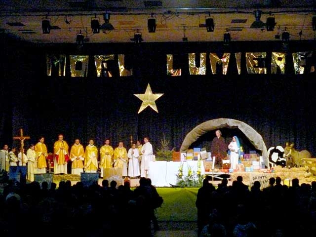Noël 2007, plus de 1 200 personnes à la salle de la Blache de Gap pour la Messe de Minuit présidée par Mgr Jean-Michel di Falco Léandri