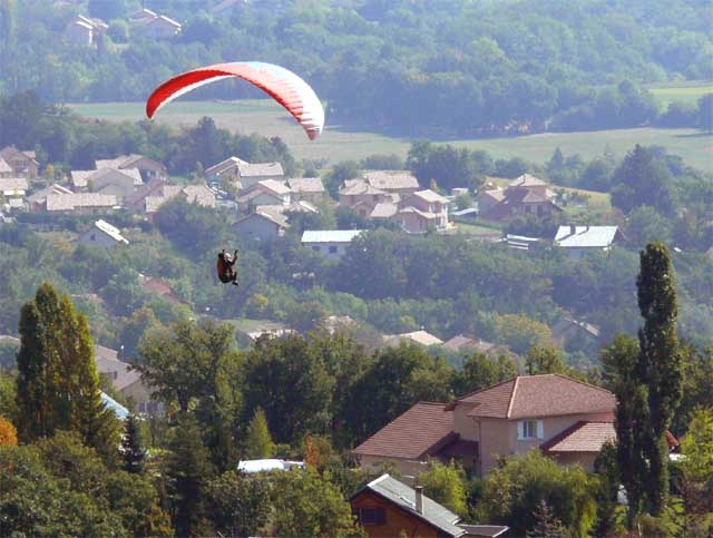 Gap&nbsp;:  en parapente, l’approche d’atterrissage depuis un envol de la montagne de Charance vers le SE
