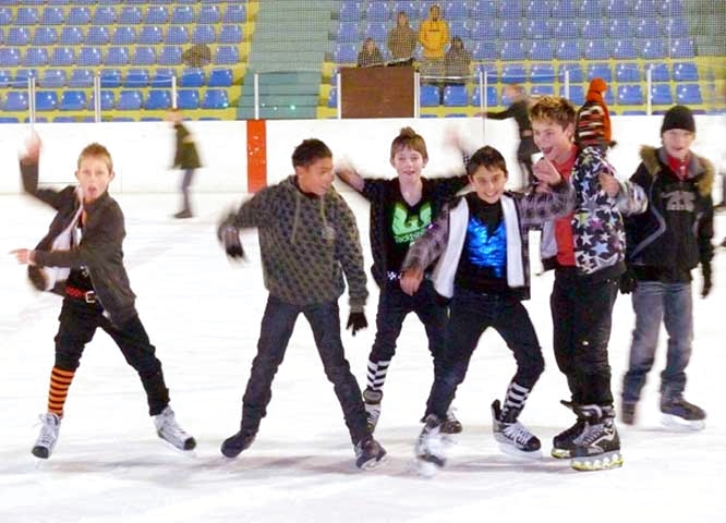 Patinoire de Gap (Hautes-Alpes), soirée ambiance électro-danse à la manière tecktonik (décembre 2007)