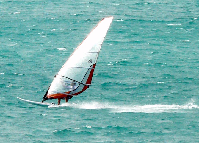 Planche à voile sur le lac de Serre-Ponçon (Hautes-Alpes)