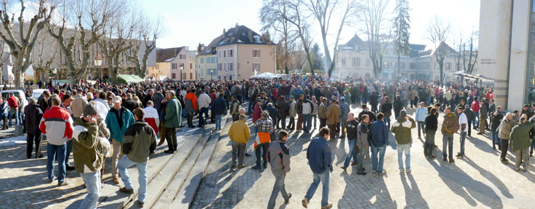 Gap, "procès du loup" le 18 février 2010&nbsp;: vue d’ensemble de la manifestation entre palais de justice et hôtel du département