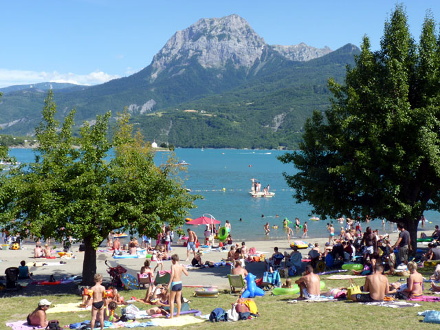 Baie Saint-Michel (Chorges), plage des pommiers en été
