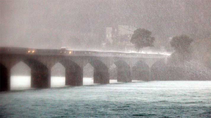 Lac de Serre-Ponçon&nbsp;: une partie du long pont de Savines le Lac (presque 1 km sur la Durance), sous l’orage (août 2007)