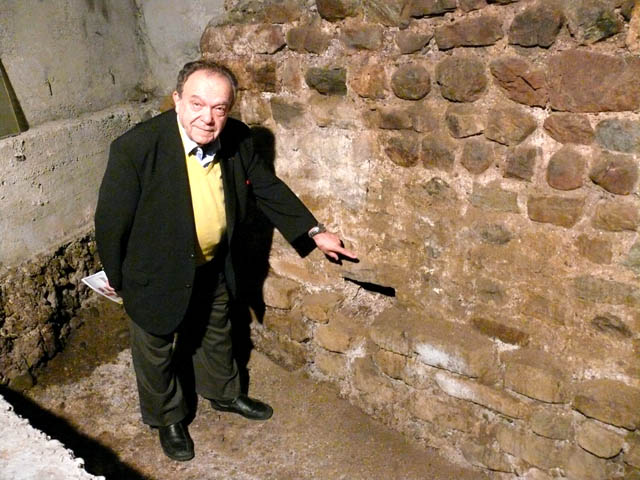 Jean Ulysse présente le vestige du rempart du 3e siècle de la ville de Gap (Vapincum)