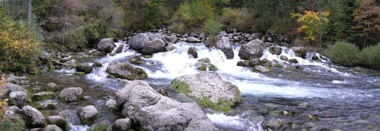 Résurgence vauclusienne des Gillardes, dans le Dévoluy (Hautes-Alpes)