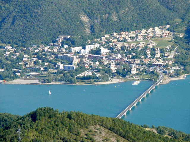 Savines-le-Lac (Hautes-Alpes) au bord du lac de Serre Ponçon