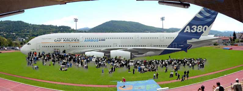 A380 Gap Airlines sur le stade de Gap (it's a joke of course !). Photomontage approximatif avec stade de Gap, A380 aux couleurs de Singapore Airlines modifies, foule aux abords d'une prsentation A380. Il s'agit donc d'une fiction