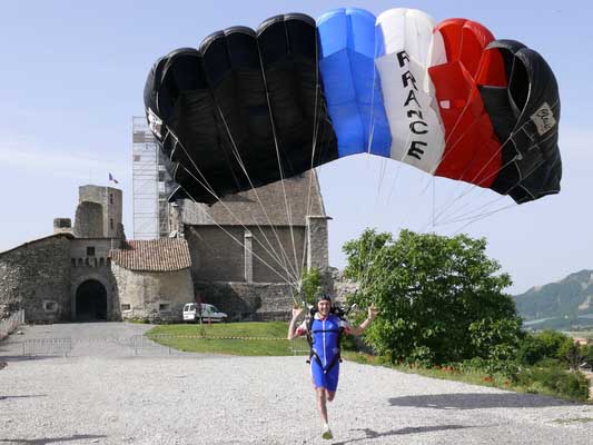 Ronan Hnaff, quipe de France militaire de parachustisme, terrasse du chteau de Tallard, printemps 2007